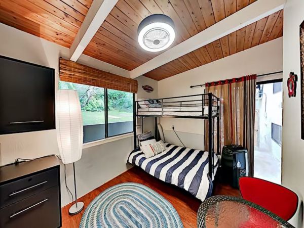 Four Bedroom Vacation Pool Home in Kailua-Kona Sleeps Nine