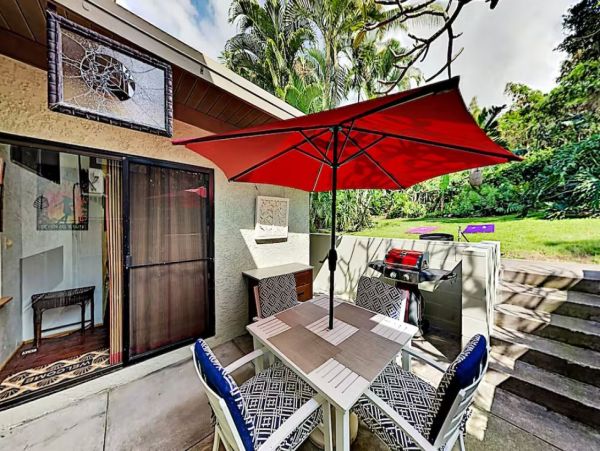 Four Bedroom Vacation Pool Home in Kailua-Kona Sleeps Nine
