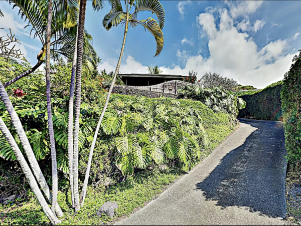Four Bedroom Vacation Pool Home in Kailua-Kona Sleeps Nine