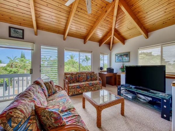 Charming Vacation Pool Home in Kailua-Kona Steps from Beach