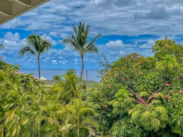 Charming Vacation Pool Home in Kailua-Kona Steps from Beach