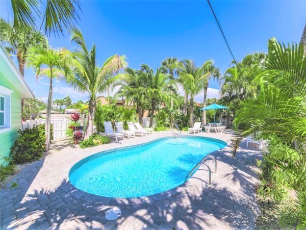 One Bedroom Rental Condo Walk to Beach in Siesta Key
