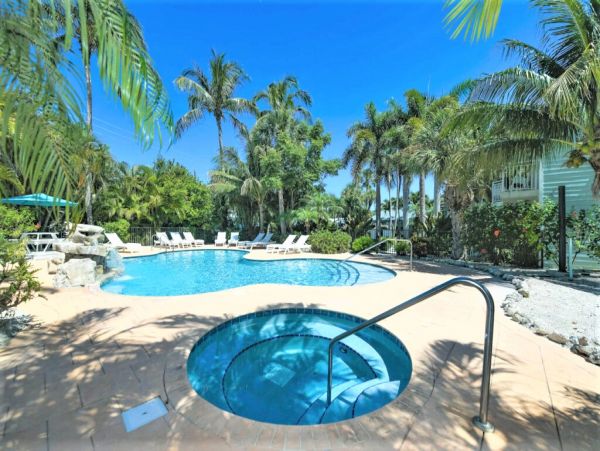 One Bedroom Rental Condo Walk to Beach in Siesta Key