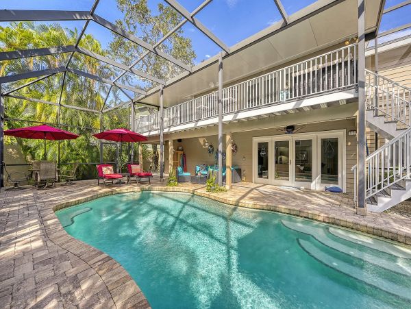 Three Bedroom Luxury Vacation Home in Siesta Key with Pool