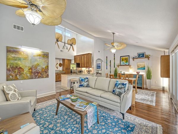 Three Bedroom Luxury Vacation Home in Siesta Key with Pool