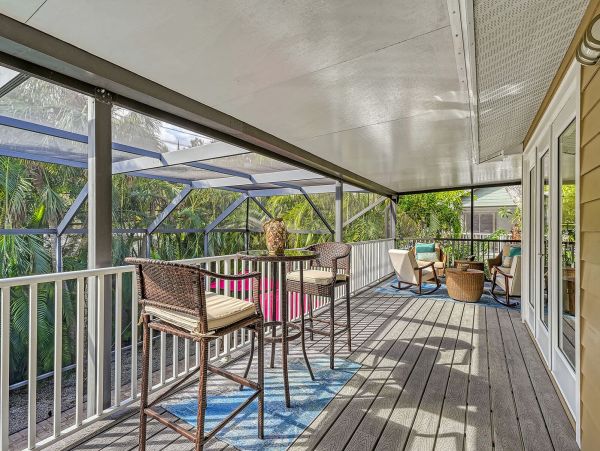 Three Bedroom Luxury Vacation Home in Siesta Key with Pool