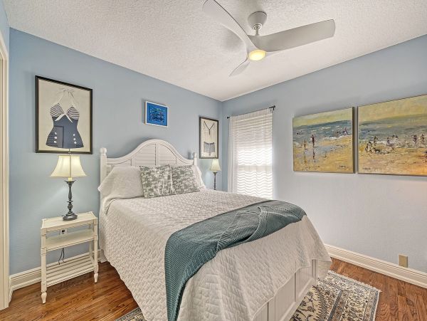 Three Bedroom Luxury Vacation Home in Siesta Key with Pool