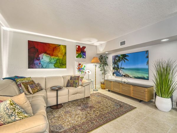 Three Bedroom Luxury Vacation Home in Siesta Key with Pool