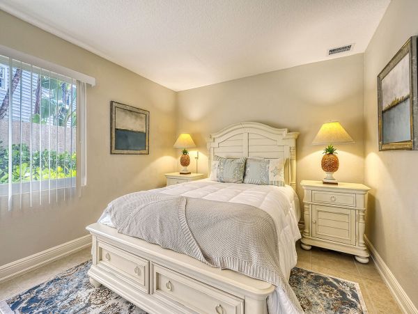 Three Bedroom Luxury Vacation Home in Siesta Key with Pool