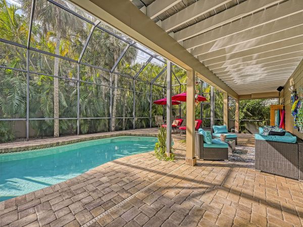 Three Bedroom Luxury Vacation Home in Siesta Key with Pool