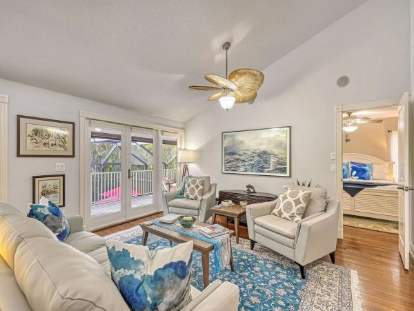 Three Bedroom Luxury Vacation Home in Siesta Key with Pool