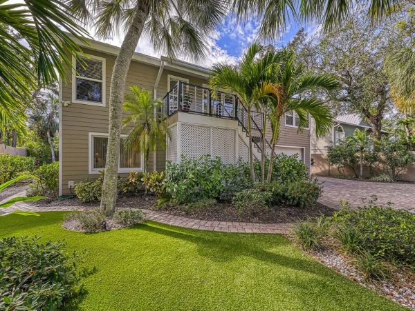 Three Bedroom Luxury Vacation Home in Siesta Key with Pool