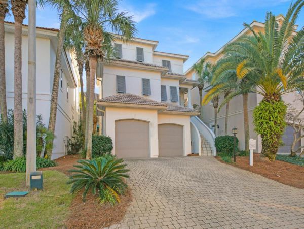 Gorgeous Home with 4 Bedrooms & Private Pool