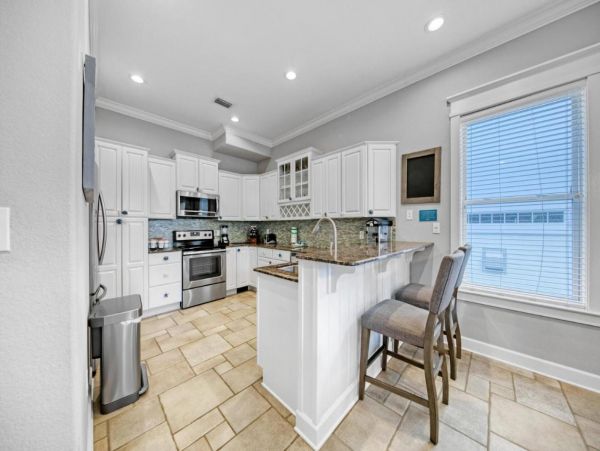 Gorgeous Home with 4 Bedrooms & Private Pool