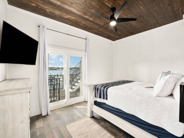 Stunning Destin Waterfront Vacation Pool Residence