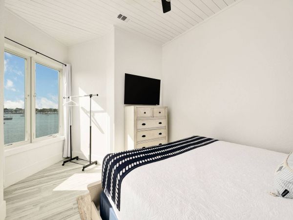 Stunning Destin Waterfront Vacation Pool Residence