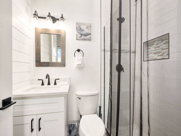 Stunning Destin Waterfront Vacation Pool Residence
