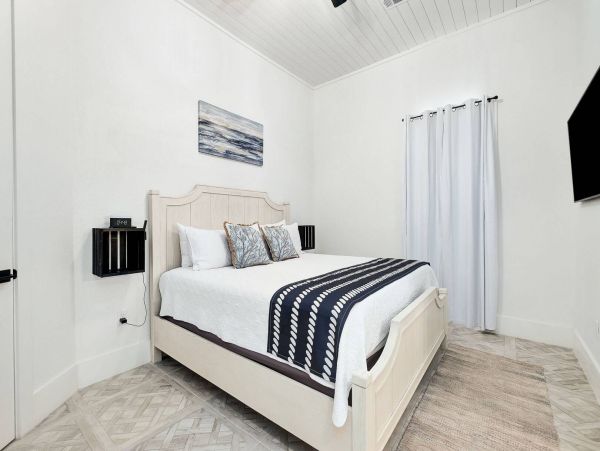 Stunning Destin Waterfront Vacation Pool Residence