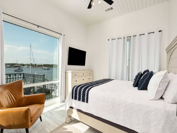 Stunning Destin Waterfront Vacation Pool Residence