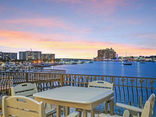 Stunning Destin Waterfront Vacation Pool Residence