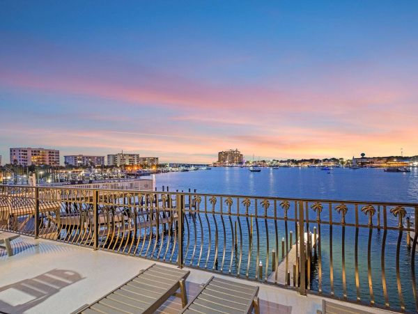 Stunning Destin Waterfront Vacation Pool Residence