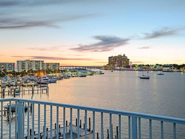 Stunning Destin Waterfront Vacation Pool Residence
