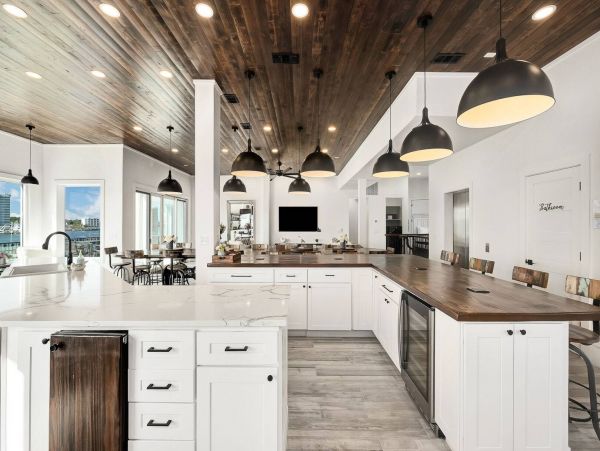 Stunning Destin Waterfront Vacation Pool Residence