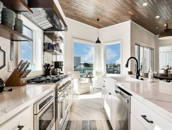 Stunning Destin Waterfront Vacation Pool Residence