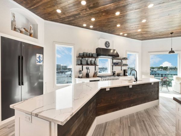 Stunning Destin Waterfront Vacation Pool Residence