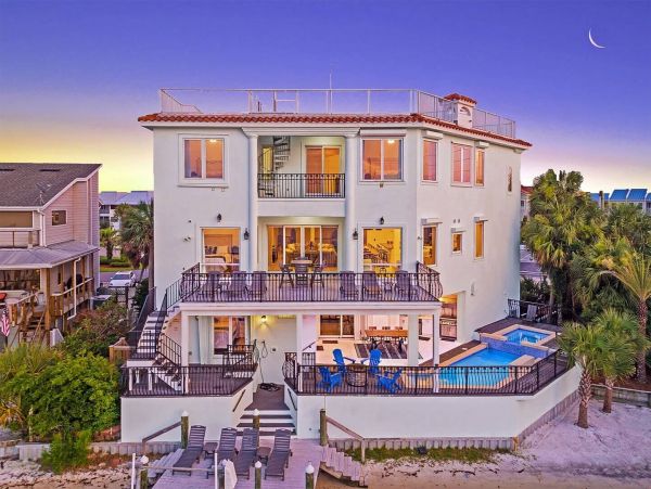 Stunning Destin Waterfront Vacation Pool Residence