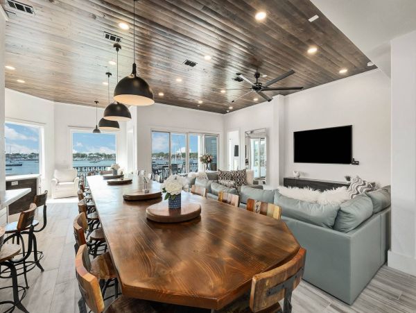 Stunning Destin Waterfront Vacation Pool Residence