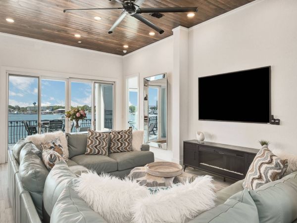 Stunning Destin Waterfront Vacation Pool Residence