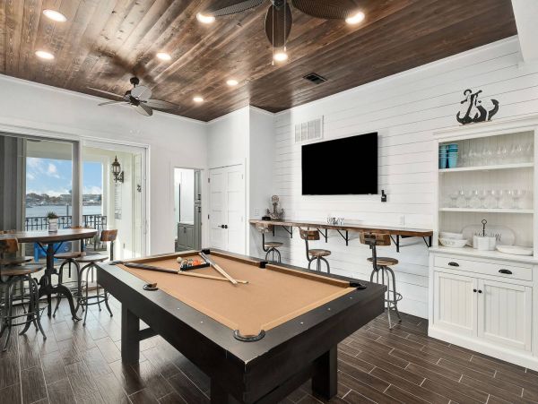 Stunning Destin Waterfront Vacation Pool Residence