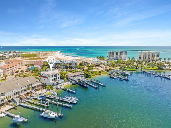 Stunning Destin Waterfront Vacation Pool Residence