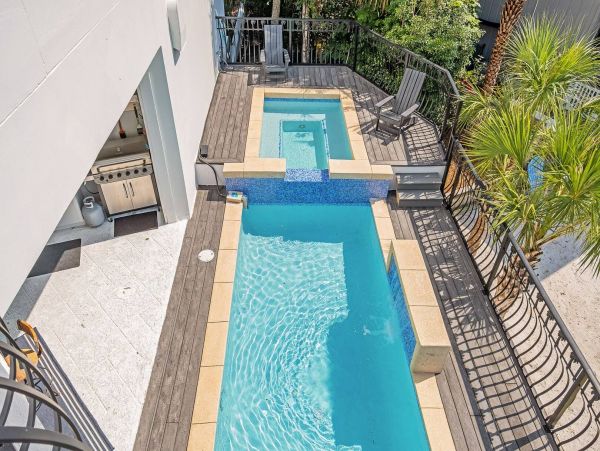 Stunning Destin Waterfront Vacation Pool Residence