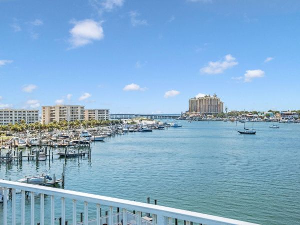 Stunning Destin Waterfront Vacation Pool Residence