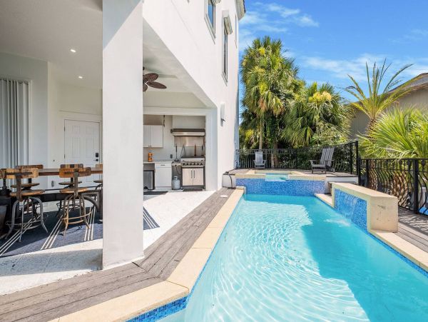 Stunning Destin Waterfront Vacation Pool Residence