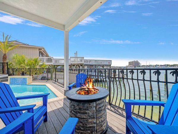 Stunning Destin Waterfront Vacation Pool Residence