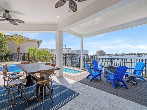 Stunning Destin Waterfront Vacation Pool Residence