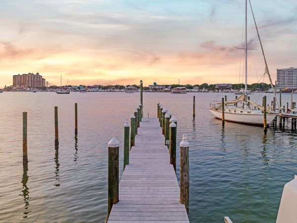 Stunning Destin Waterfront Vacation Pool Residence