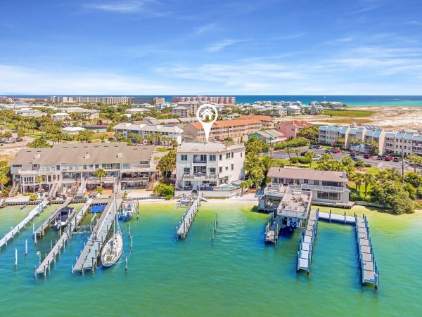 Stunning Destin Waterfront Vacation Pool Residence