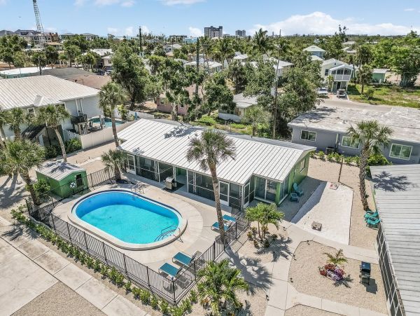 Two Bedroom Coastal Retreat in Fort Myers Beach