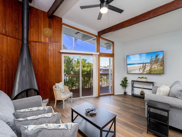 Newly Renovated Four Bedroom Home Short Walk to Beach