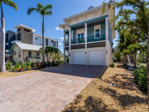 Fort Myers Vacation Home Five Bedroom Walk to Beach