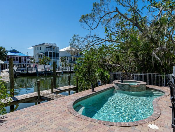 Fort Myers Vacation Home Five Bedroom Walk to Beach