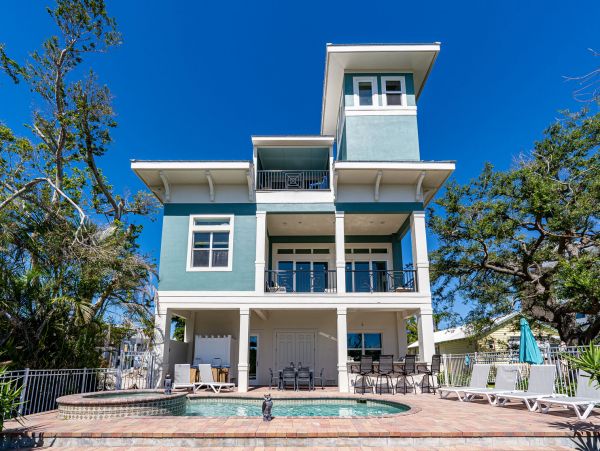 Fort Myers Vacation Home Five Bedroom Walk to Beach