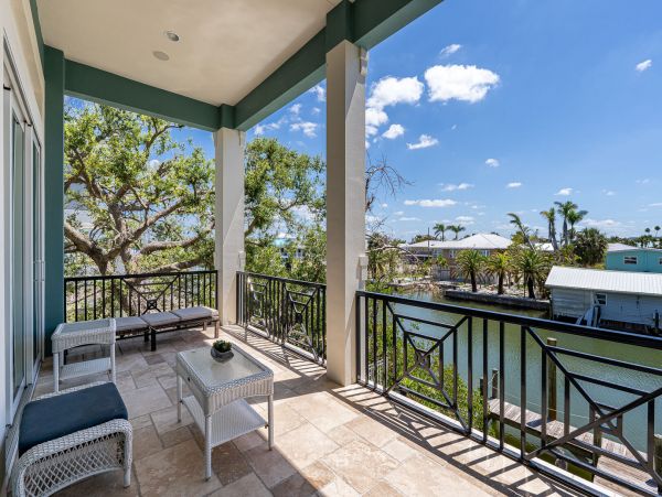 Fort Myers Vacation Home Five Bedroom Walk to Beach