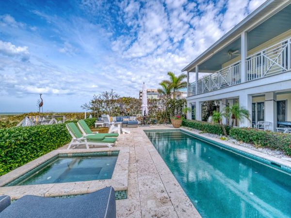 Indian Rocks Beach Beach House Pool, Hot Tub, Main House Guest Cottage