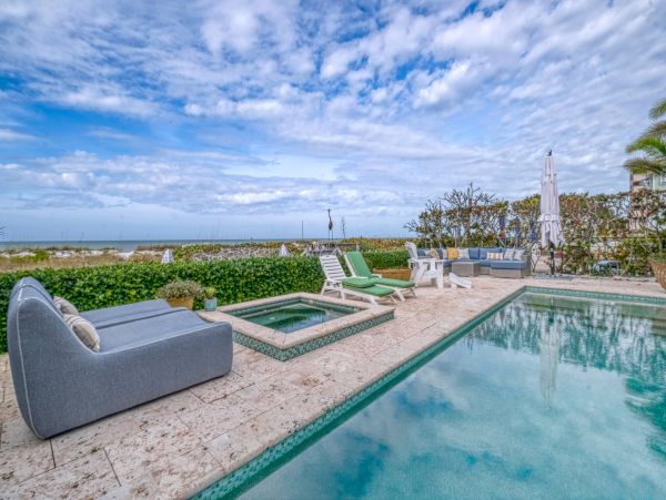 Indian Rocks Beach Beach House Pool, Hot Tub, Main House Guest Cottage