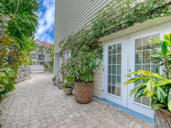 Indian Rocks Beach Beach House Pool, Hot Tub, Main House Guest Cottage